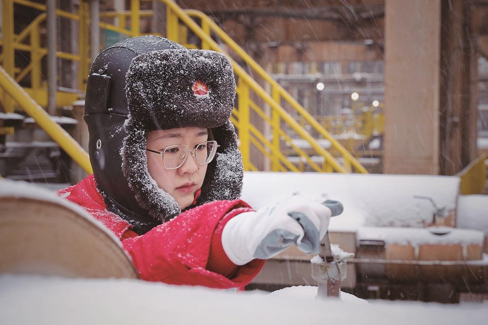 风雪中他们为北京冬奥鼓“气”2.jpg
