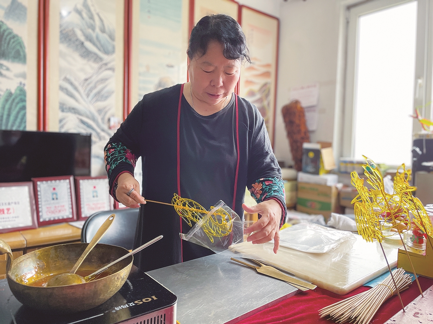 “非遗”在唐山丨胡浩燕：糖为墨勺为笔 勾勒龙腾虎跃的甜蜜世界4.jpg