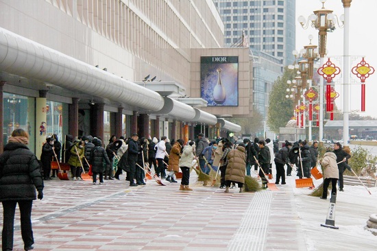 河北唐山：以雪为令齐上阵 破冰除雪保民生1.jpg