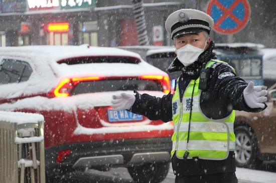 河北唐山：以雪为令齐上阵 破冰除雪保民生3.jpg