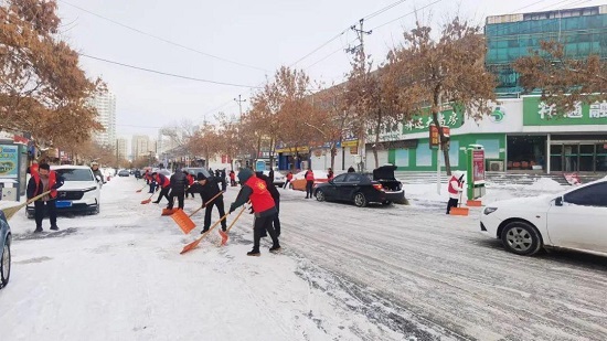 河北唐山：以雪为令齐上阵 破冰除雪保民生4.jpg