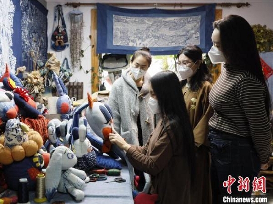 河北唐山蜡染手艺人：“蓝白之间”蜡染技艺为兔年添彩1.jpg