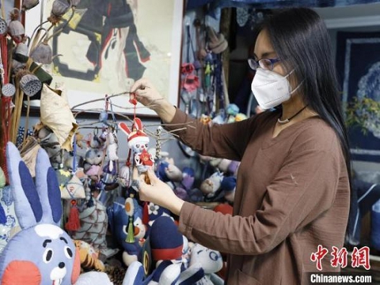 河北唐山蜡染手艺人：“蓝白之间”蜡染技艺为兔年添彩2.jpg