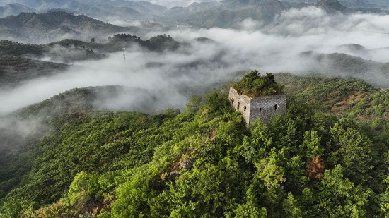 唐山：长城云雾缥缈景如画1.jpg