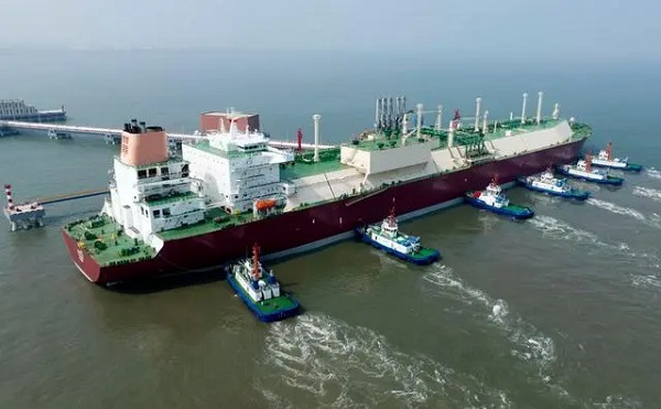 河北唐山：曹妃甸新天LNG项目首船顺利到港1.jpg