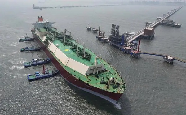 河北唐山：曹妃甸新天LNG项目首船顺利到港3.jpg