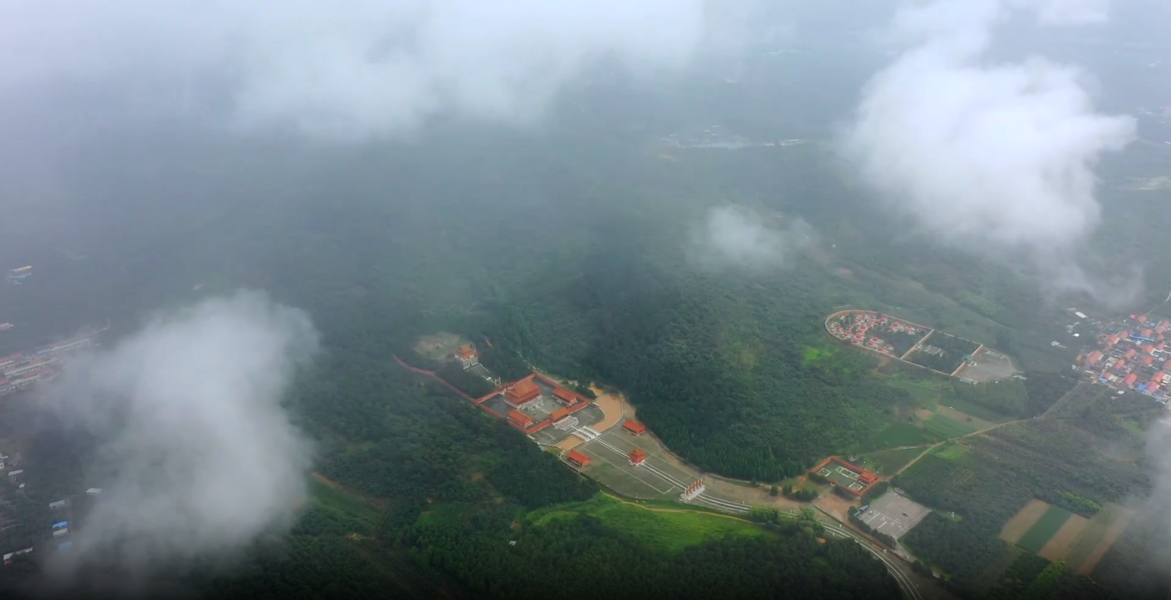 雨后清东陵景区云雾缭绕如仙境