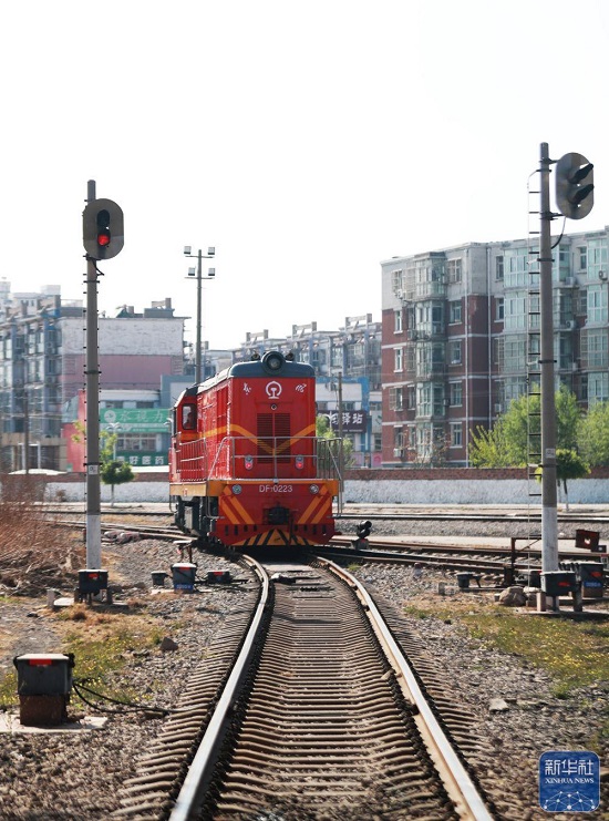 河北唐山：新能源改造机车跑出“绿色”赛道1.jpg