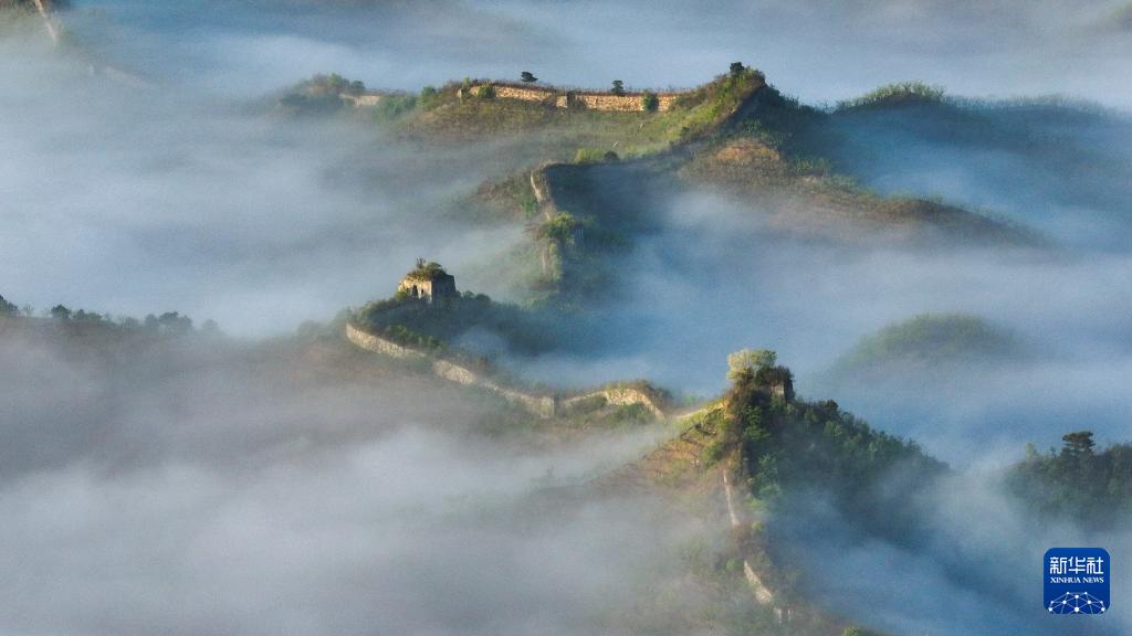 雨后长城晨景如画