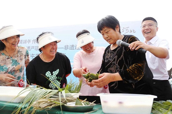 民俗文化成就特色产业 唐山移民村变“粽子村”1.jpg