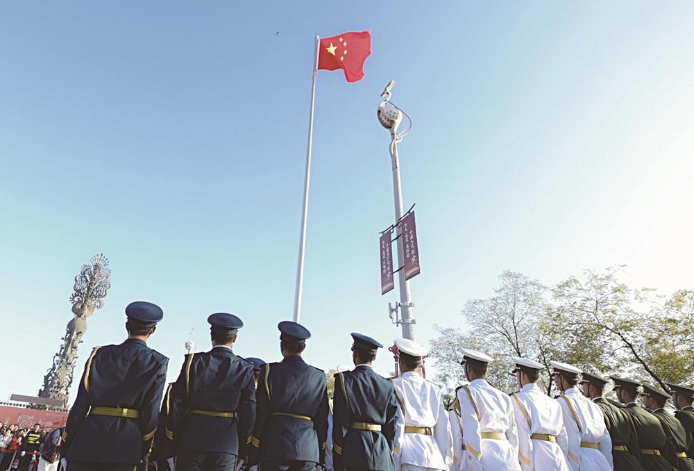 万人齐聚祝福伟大祖国 唐山南湖举行庆祝新中国成立75周年主题升旗仪式.jpg