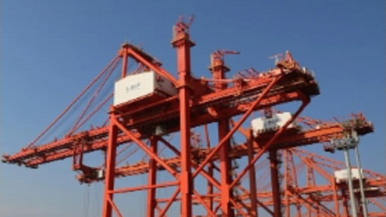 唐山港京唐港区新一代高效穿越式双小车自动化岸桥获大世界基尼斯之最