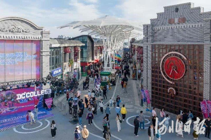 新地标以夜兴城，新场景爆火端午！假期第二天10万游客畅游唐山路南建国里2.jpeg