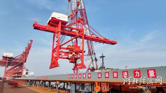 “超级钢铁侠”入列 唐山港京唐港区年增184万吨卸船能力1.jpg