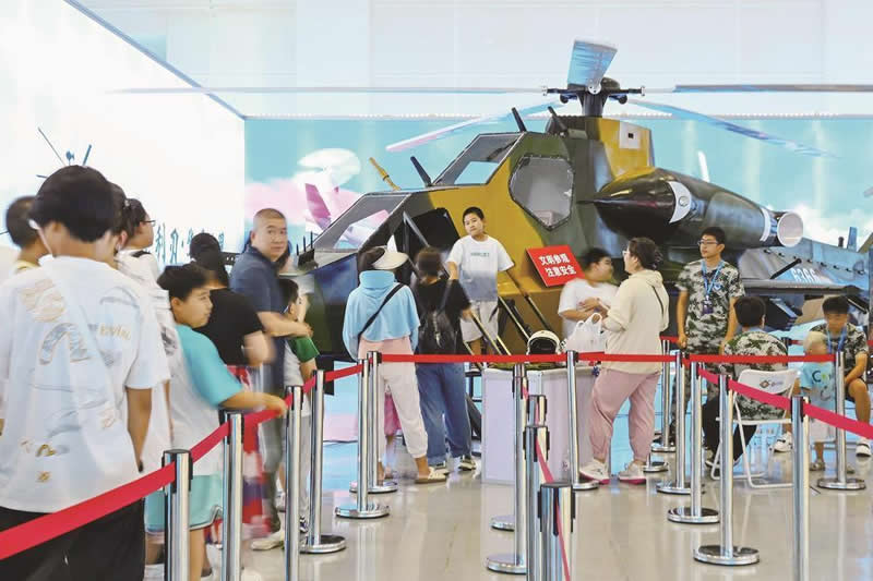 航空航天国防科普展受热捧 市民沉浸式感受家国力量.jpg