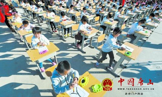 韩城镇东欢坨小学69名一年级新生行开笔礼 