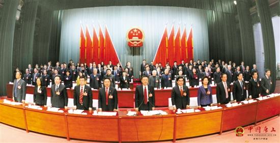 图为唐山市第十五届人民代表大会第一次会议闭幕式主席台.