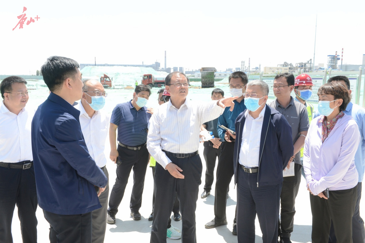 图为张古江在滦州经济开发区化工园区司家营净水厂项目听取有关情况