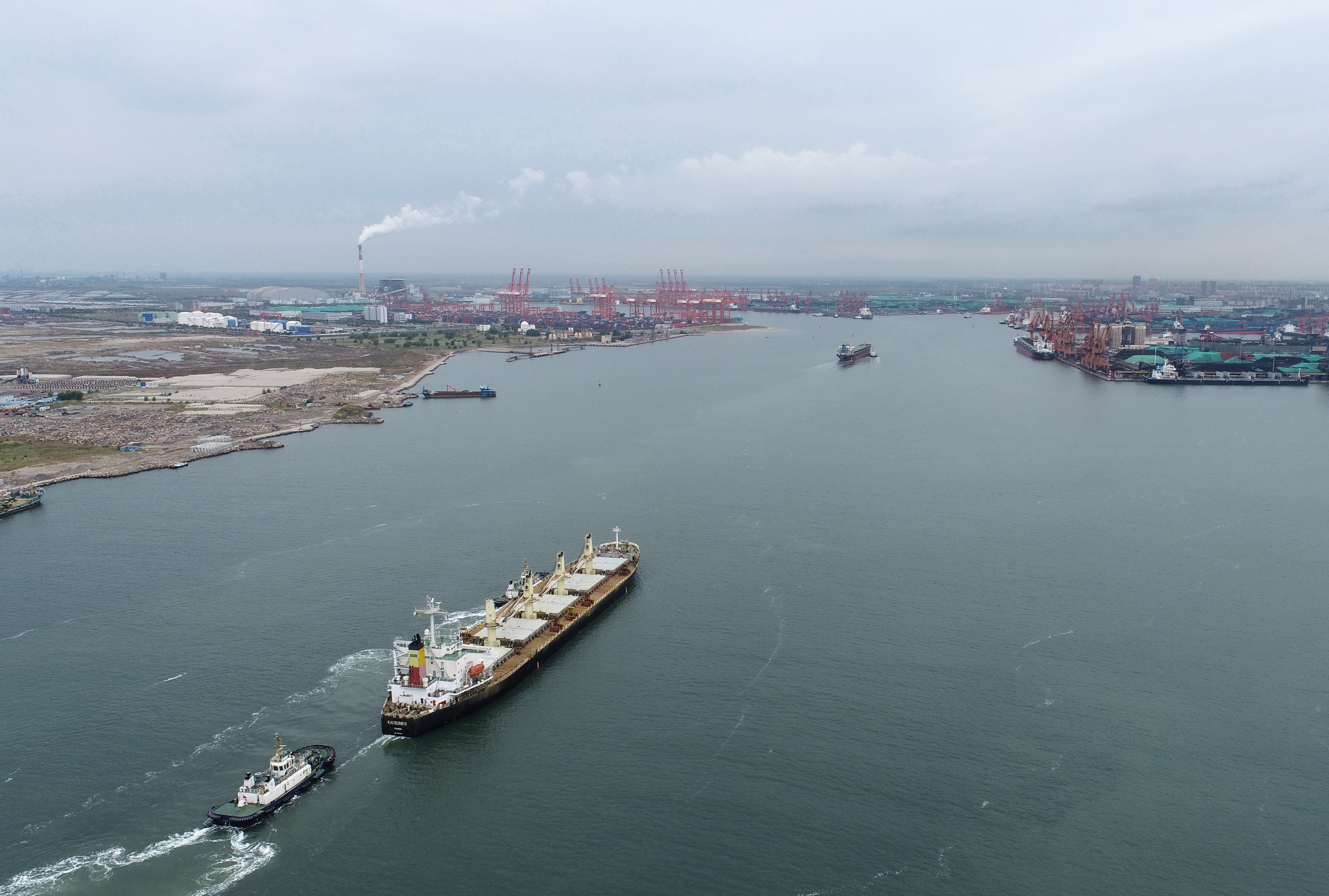 9月25日,一艘轮船向唐山港京唐港区航行(无人机照片).