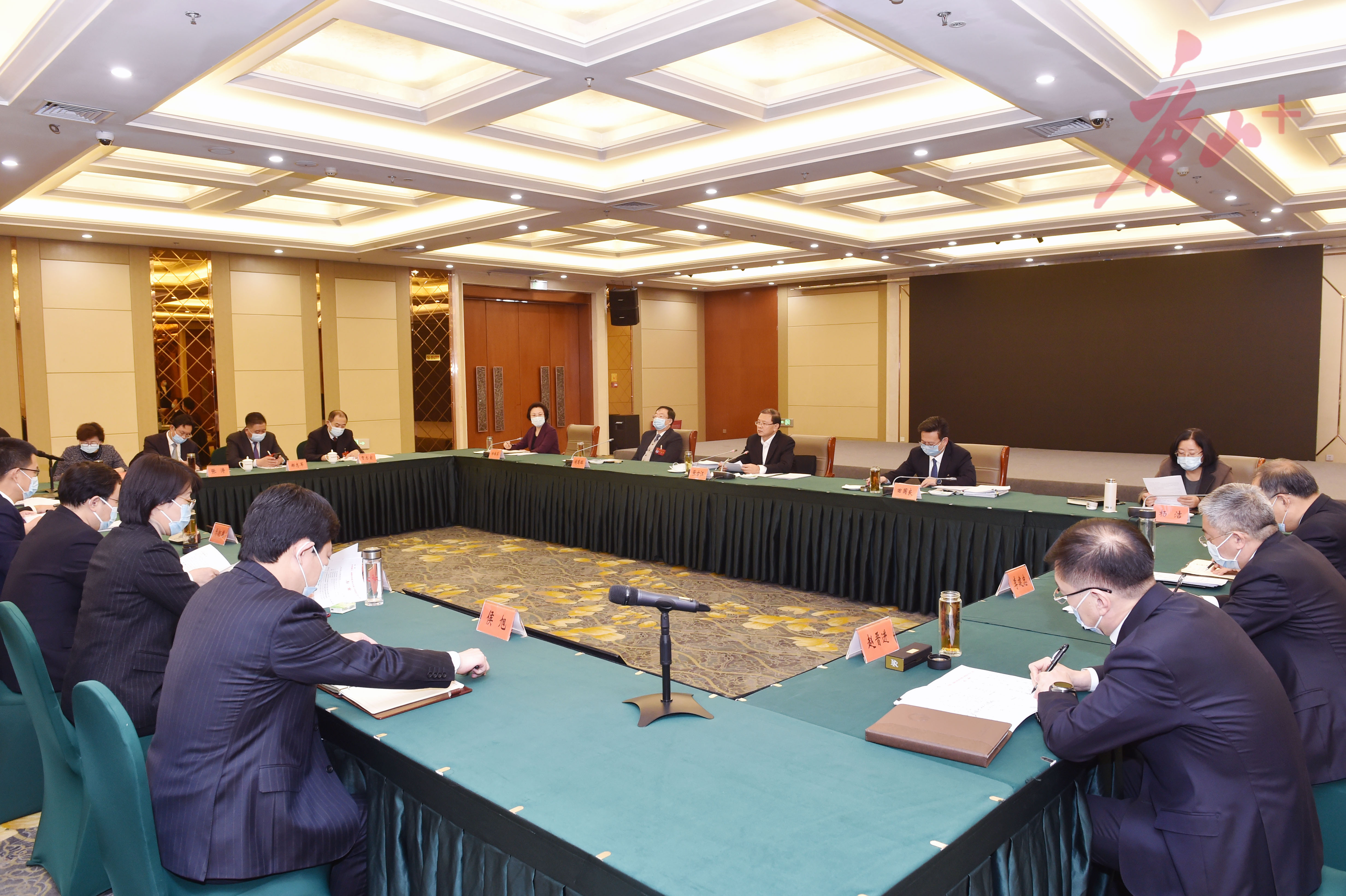 唐山市委召开常委会(扩大)会议 张古江主持会议并讲话.jpg